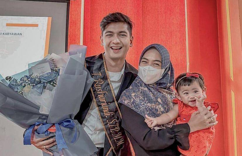 potret kelulusan S2 Teuku Ryan (Instagram.com/riaricis1795)