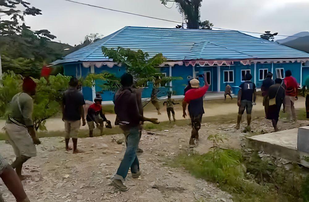 Gegara Pencairan Dana Desa, Massa Rusak Kantor DPMK Mamberamo Tengah