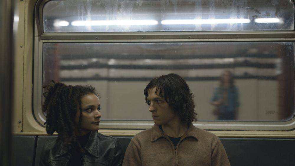 cuplikan serial The Crowded Room (dok. Apple Studios/The Crowded Room)