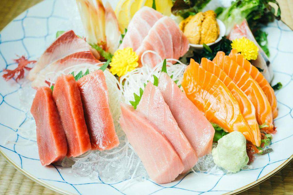 hidangan yang terbuat dari seafood mentah (vecteezy.com/Siraphol Siricharattakul)
