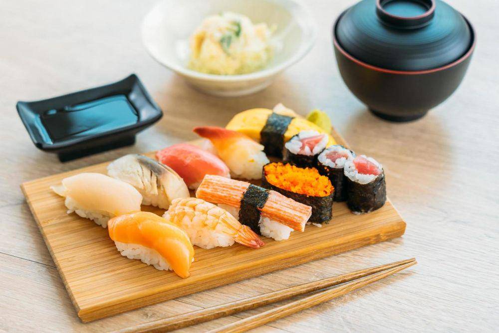 ilustrasi sushi (vecteezy.com/ Siraphol Siricharattakul)