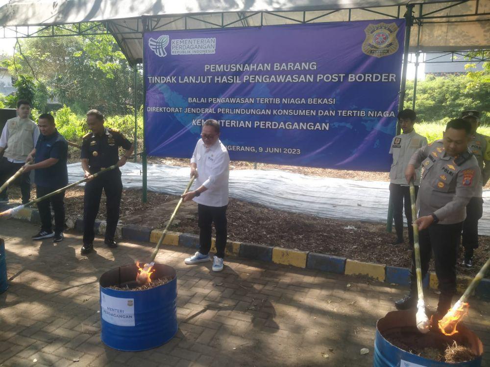 Barang Impor Ilegal Senilai Rp13,3 Miliar Dimusnahkan