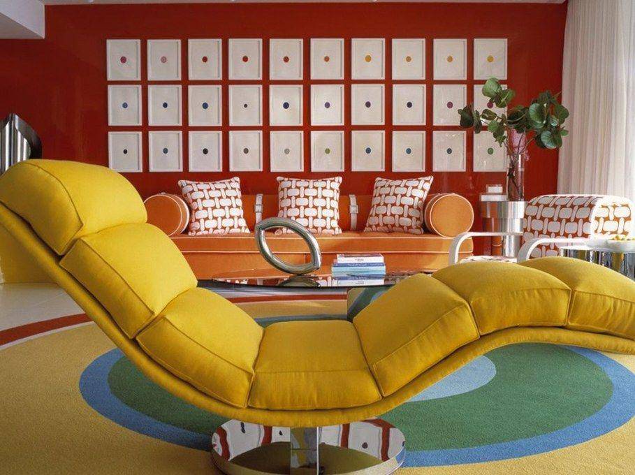 Warna-warna berani pada ruang tamu retro (bestdesignideas.com)