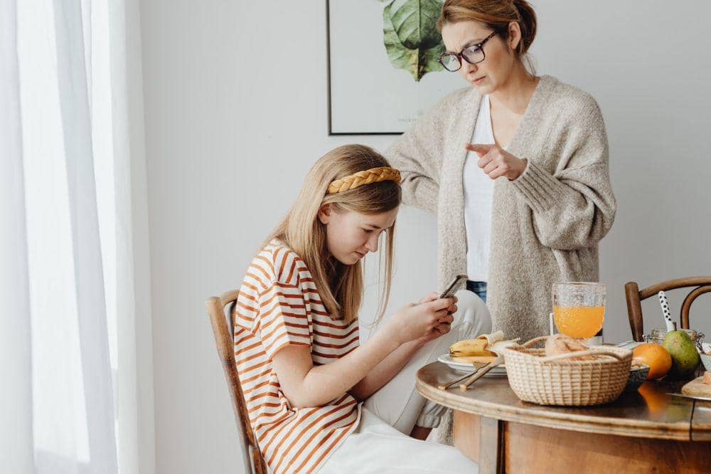 ilustrasi anak asik bermain HP (pexels.com/Karolina Grabowska)