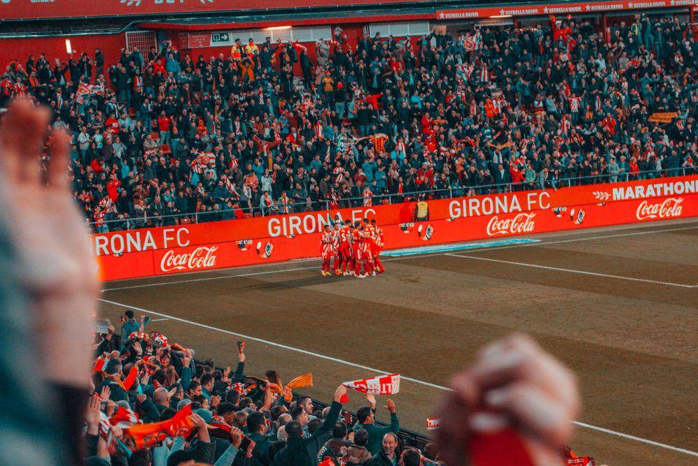 pertandingan sepak bola dari tribun penonton (Pexels.com/Martí Pardo)