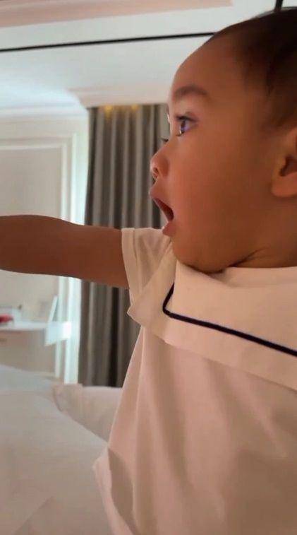 potret Rayyanza nonton video Rafathar di televisi (instagram.com/raffinagita1717)