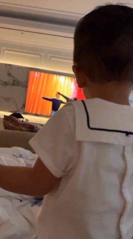 potret Rayyanza nonton video Rafathar di televisi (instagram.com/raffinagita1717)