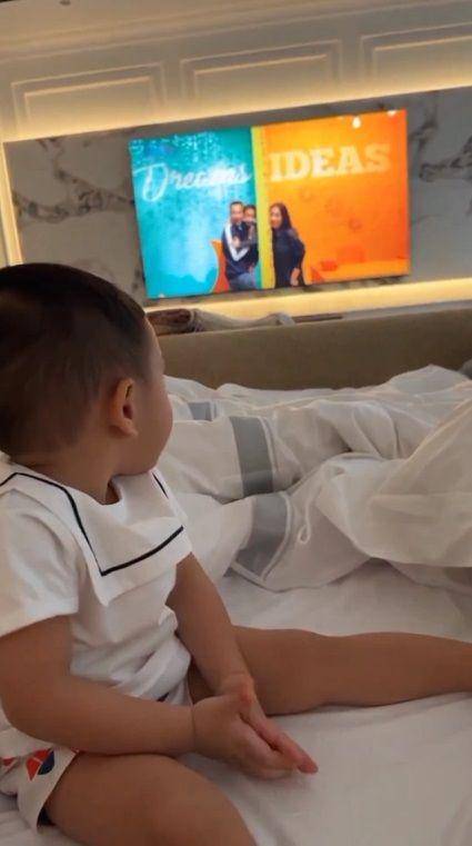 potret Rayyanza nonton video Rafathar di televisi (instagram.com/raffinagita1717)