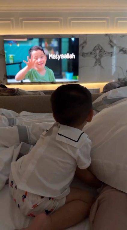 potret Rayyanza nonton video Rafathar di televisi (instagram.com/raffinagita1717)