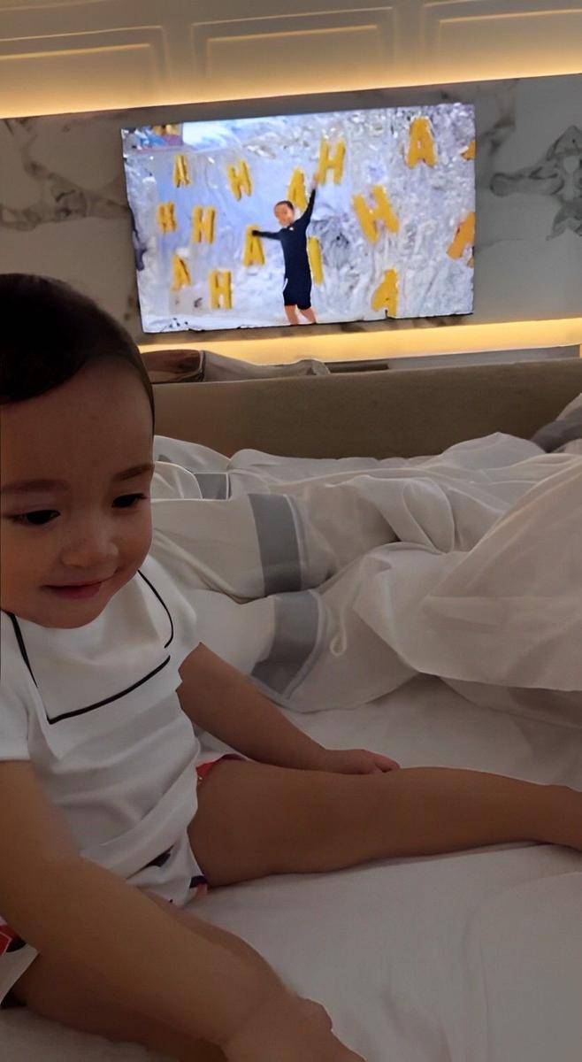 potret Rayyanza nonton video Rafathar di televisi (instagram.com/raffinagita1717)