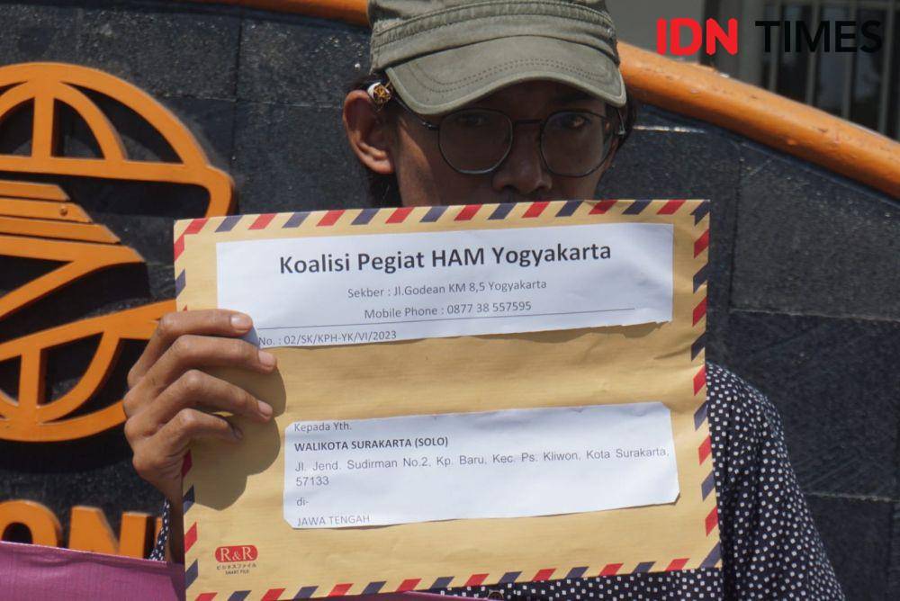 Koalisi Pegiat HAM melaporkan Jokowi ke Wali Kota Solo, karena tak juga temukan Wiji Thukul. (IDN Times/Tunggul Damarjati)