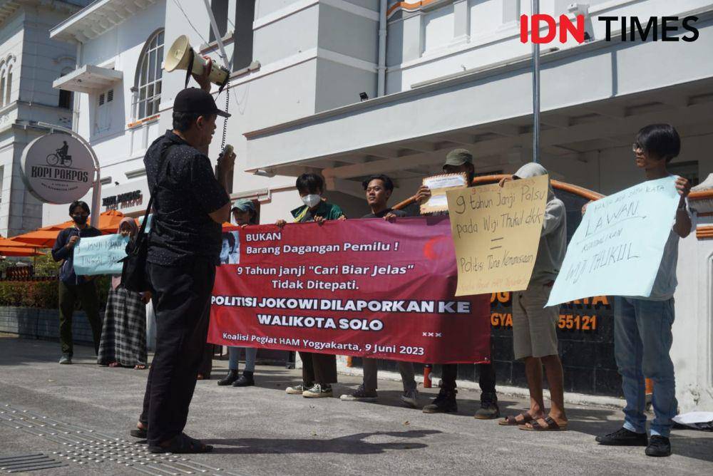 Koalisi Pegiat HAM melaporkan Jokowi ke Wali Kota Solo, karena tak juga temukan Wiji Thukul. (IDN Times/Tunggul Damarjati)