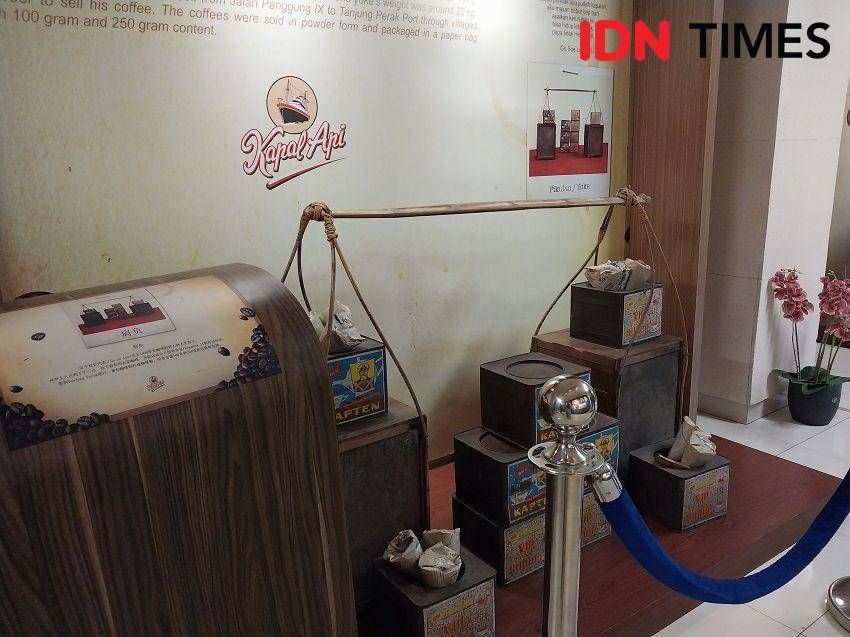 Potret Galeri Kapal Api di PT Santos Jaya Abadi, Sidoarjo (IDN Times/Fasrinisyah Suryaningtyas)