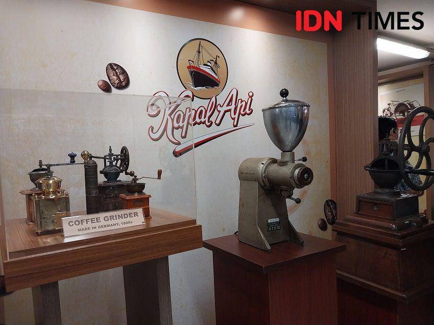 Potret Galeri Kapal Api di PT Santos Jaya Abadi, Sidoarjo (IDN Times/Fasrinisyah Suryaningtyas)