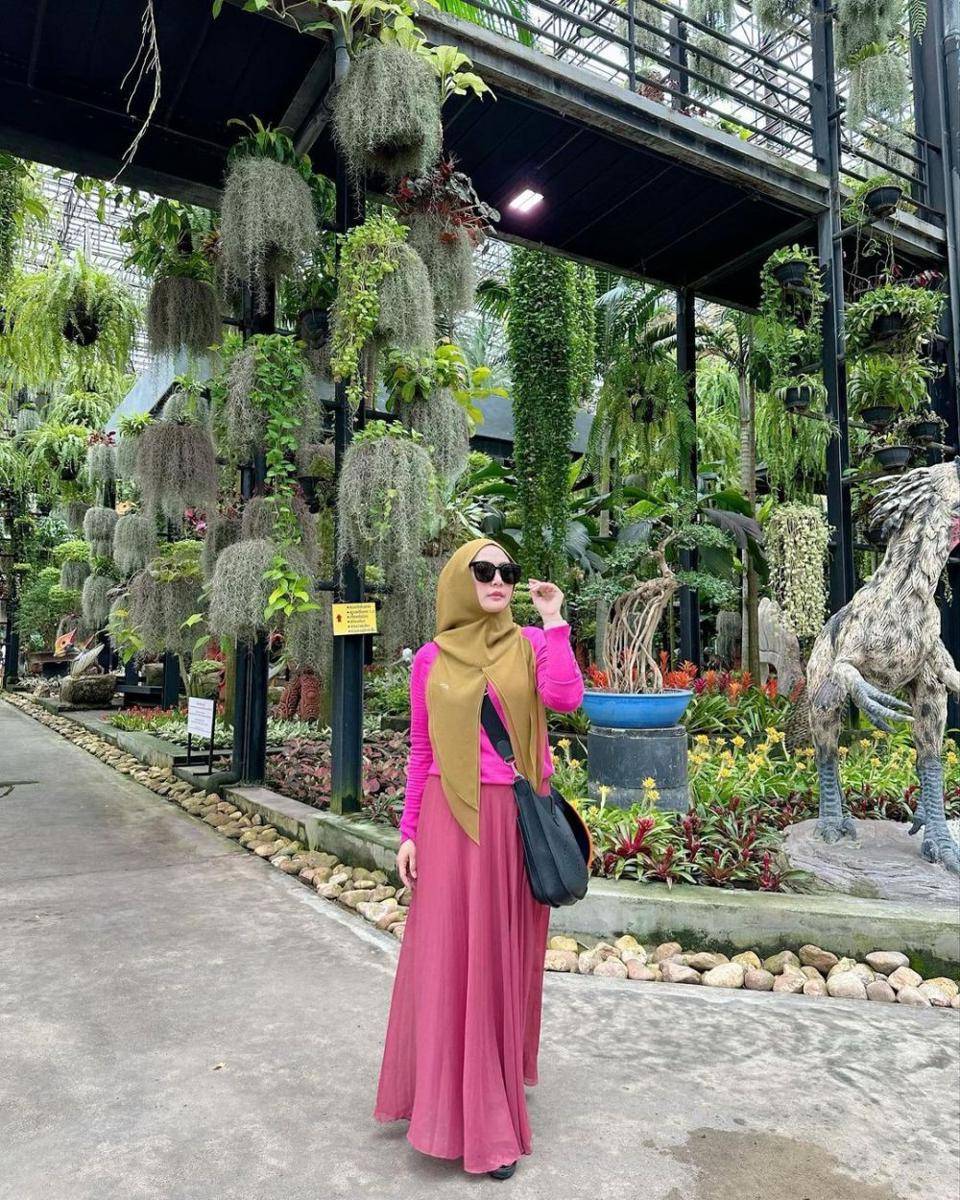 OOTD hijab pakai kacamata hitam ala Eddies Adellia (instagram.com/eddiesadellia)