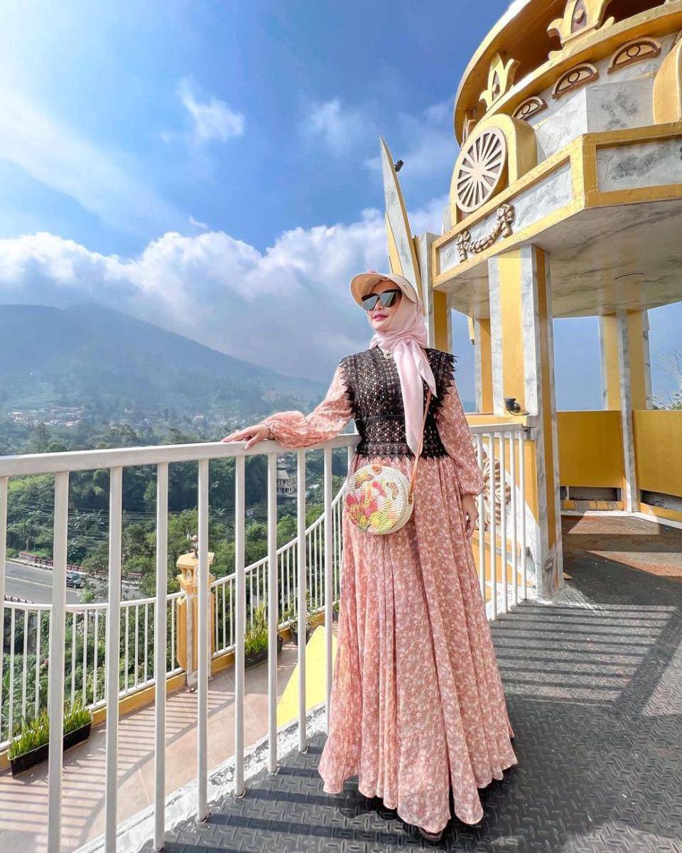 OOTD hijab pakai kacamata hitam ala Eddies Adellia (instagram.com/eddiesadellia)