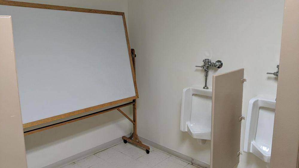 potret hal unik dan aneh di dalam toilet cowok (reddit.com/user/Verdnan)