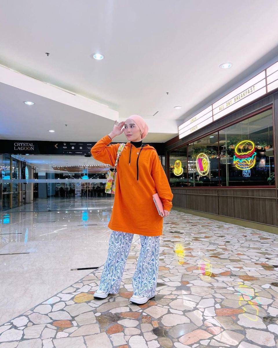 OOTD nyentrik ala Ashilla Sikado (instagram.com/ashillasikado)