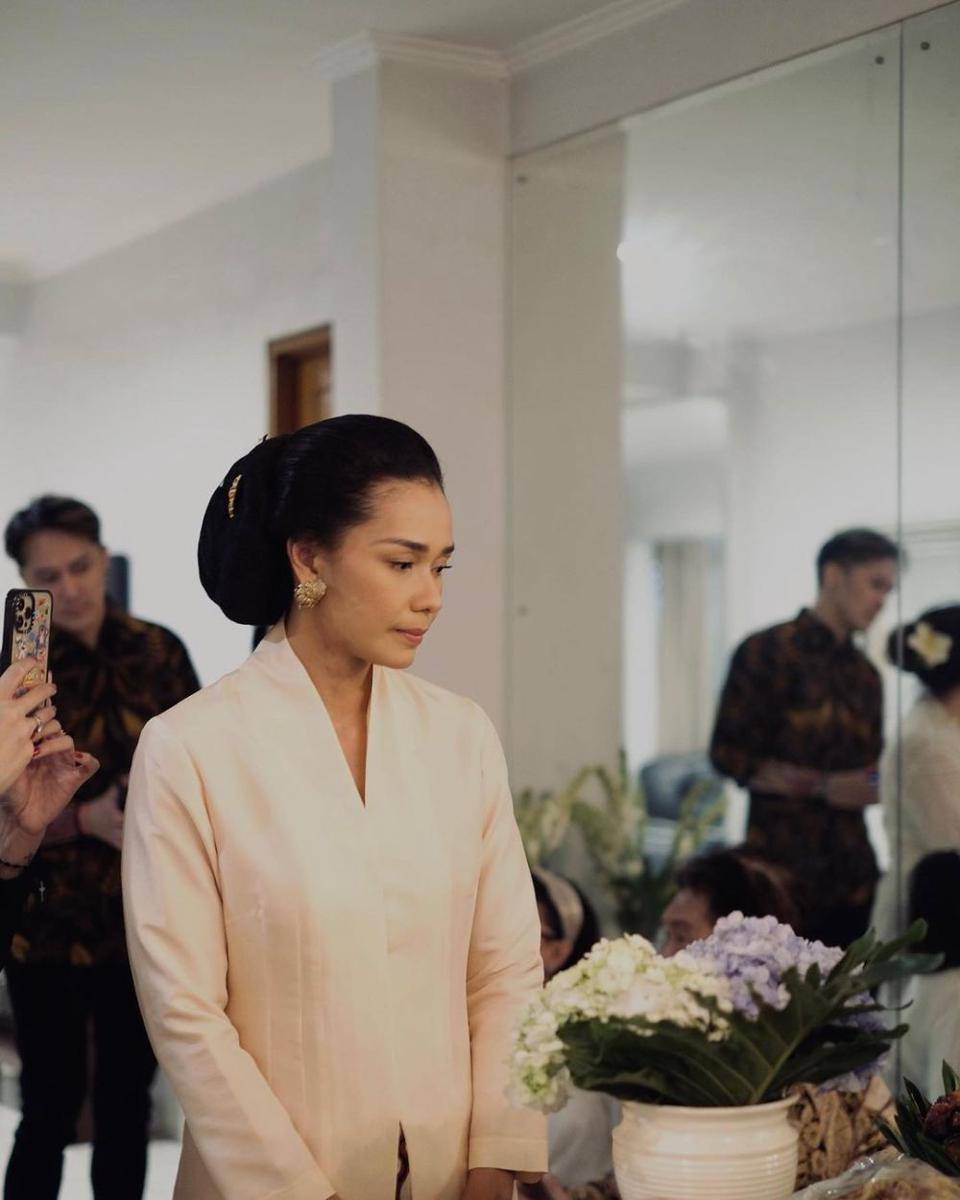 Busana dan makeup midodareni Adinia Wirasti (instagram.com/adiniawrst)