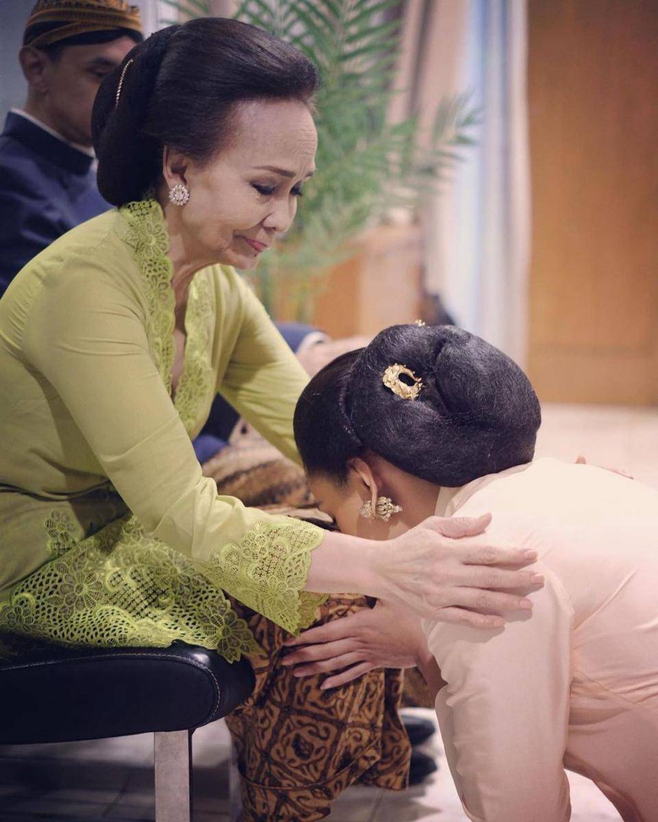 Busana dan makeup midodareni Adinia Wirasti (instagram.com/adiniawrst)