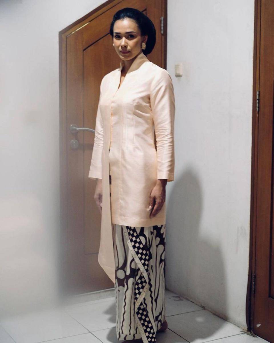 Busana dan makeup midodareni Adinia Wirasti (instagram.com/adiniawrst)