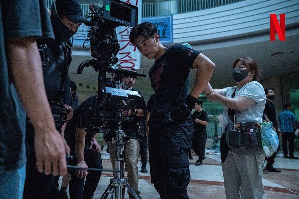 Woo Do Hwan di balik layar drakor Bloodhounds (instagram.com/netflixkr)