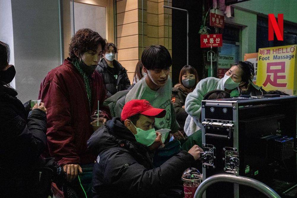 Lee Sang Yi dan Woo Do Hwan di balik layar drakor Bloodhounds (instagram.com/netflixkr)