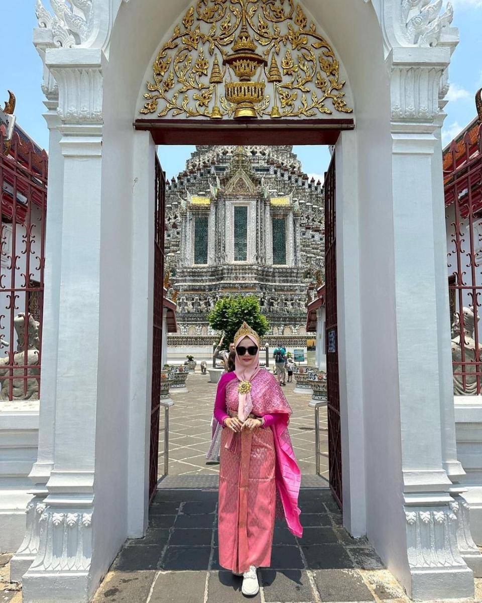 OOTD hijab pakai kacamata hitam ala Eddies Adellia (instagram.com/eddiesadellia)