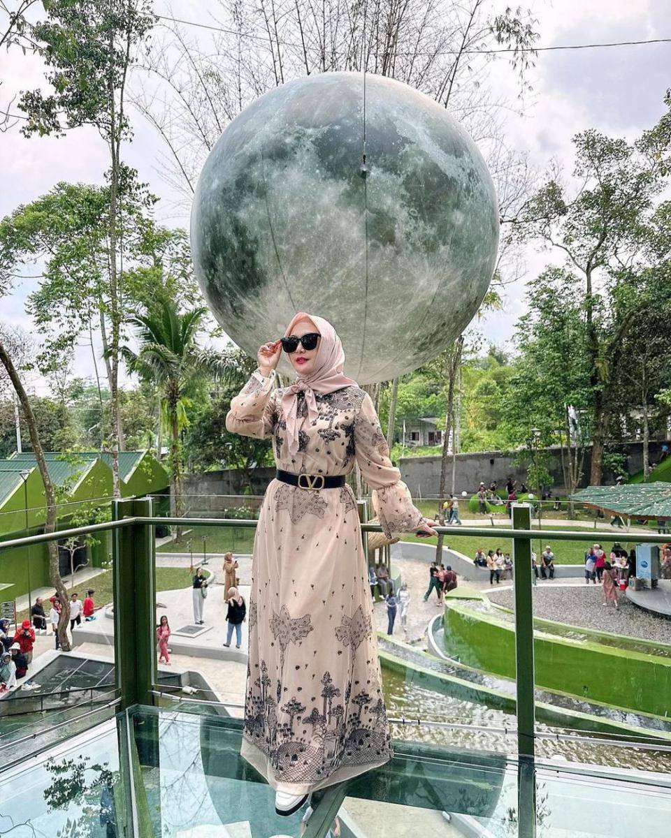 OOTD hijab pakai kacamata hitam ala Eddies Adellia (instagram.com/eddiesadellia)