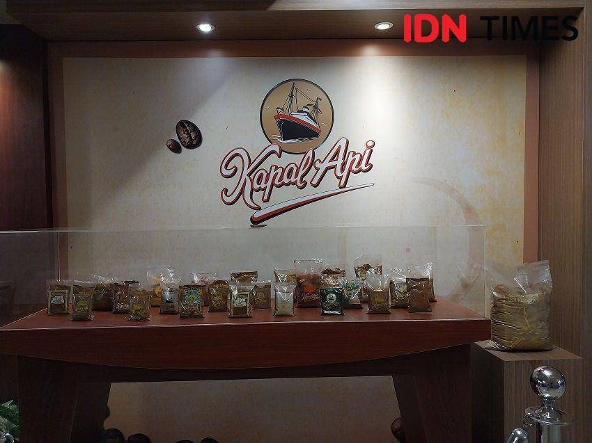 Potret Galeri Kapal Api di PT Santos Jaya Abadi, Sidoarjo (IDN Times/Fasrinisyah Suryaningtyas)