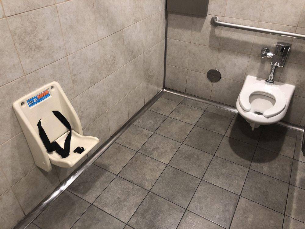 potret hal unik dan aneh di dalam toilet cowok (reddit.com/user/reydeguitarra)