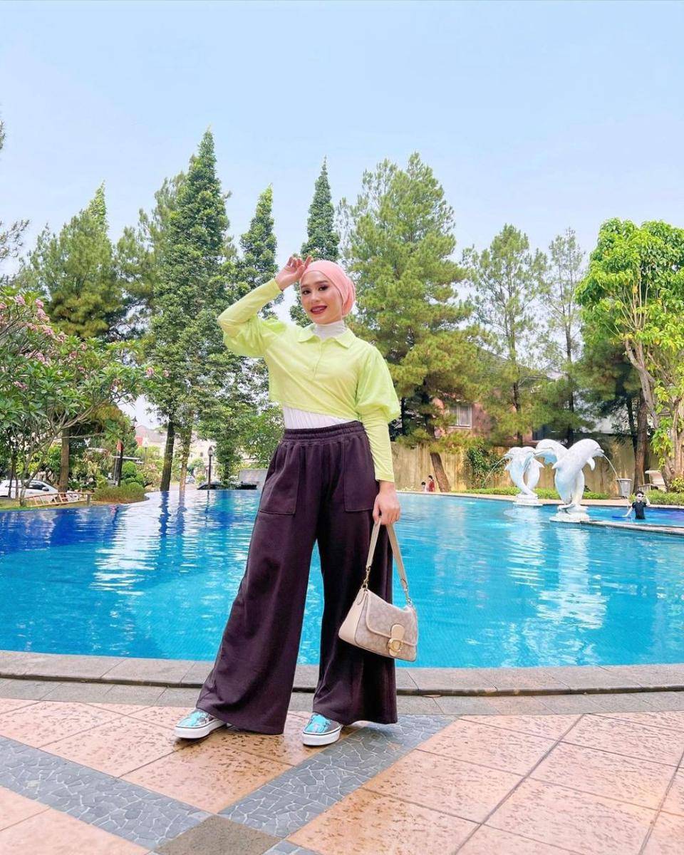 OOTD nyentrik ala Ashilla Sikado (instagram.com/ashillasikado)