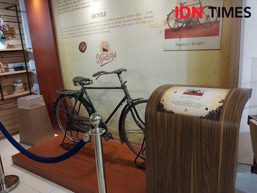 Potret Galeri Kapal Api di PT Santos Jaya Abadi, Sidoarjo (IDN Times/Fasrinisyah Suryaningtyas)