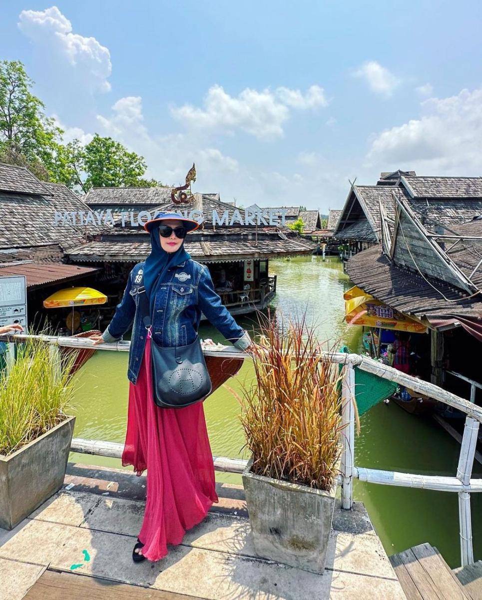 OOTD hijab pakai kacamata hitam ala Eddies Adellia (instagram.com/eddiesadellia)