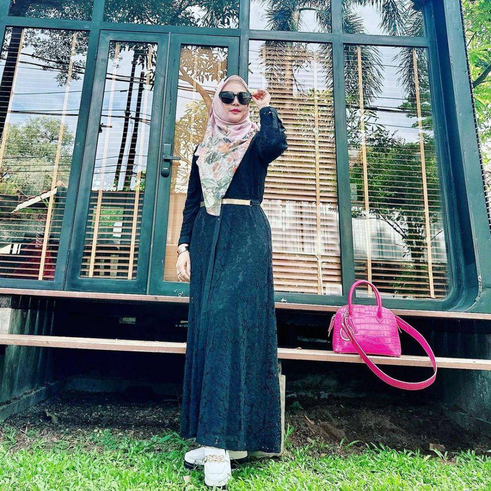 OOTD hijab pakai kacamata hitam ala Eddies Adellia (instagram.com/eddiesadellia)