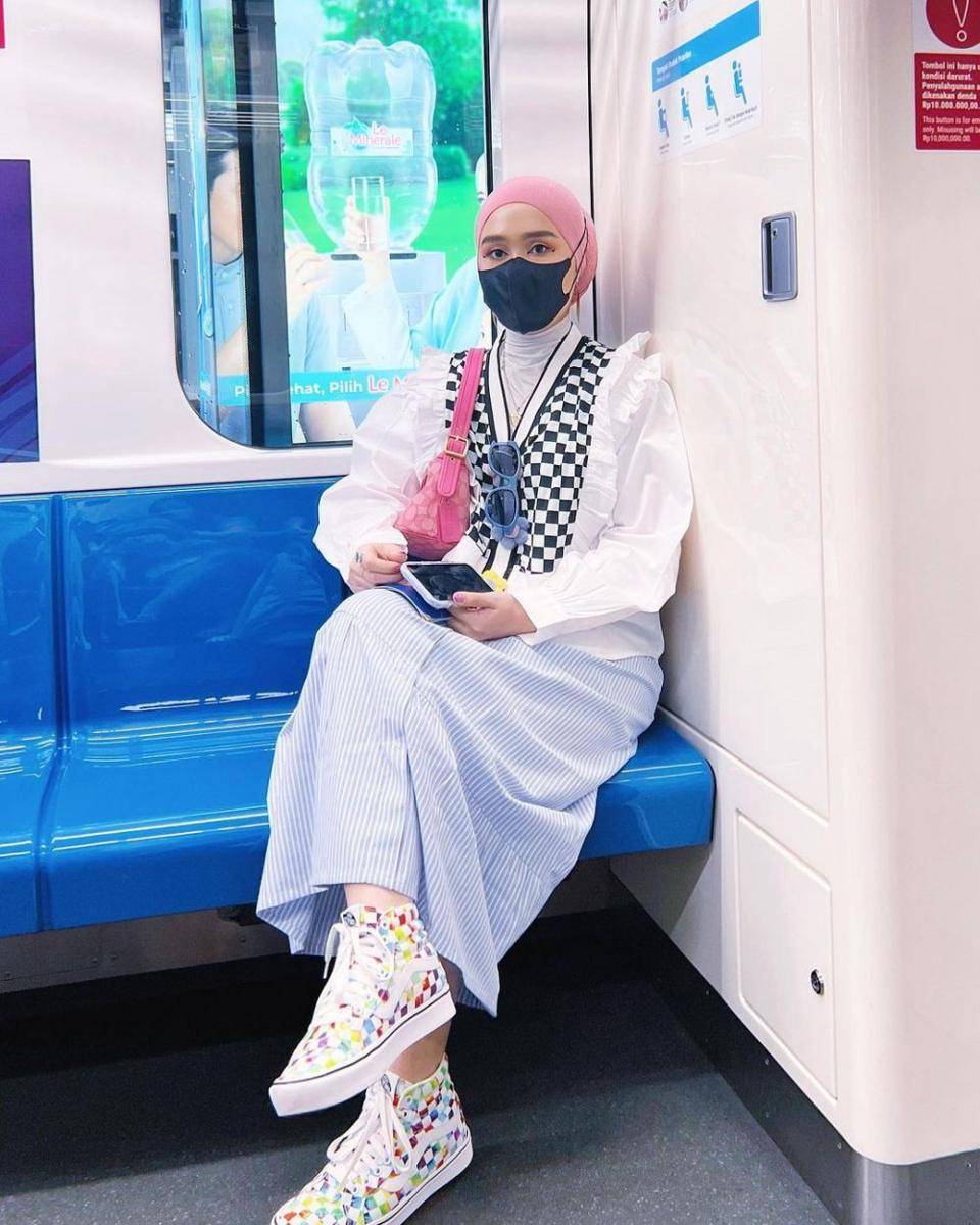 OOTD nyentrik ala Ashilla Sikado (instagram.com/ashillasikado)