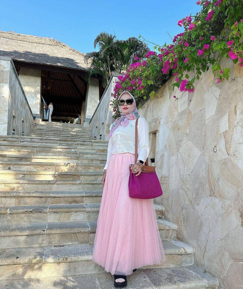 OOTD hijab pakai kacamata hitam ala Eddies Adellia (instagram.com/eddiesadellia)