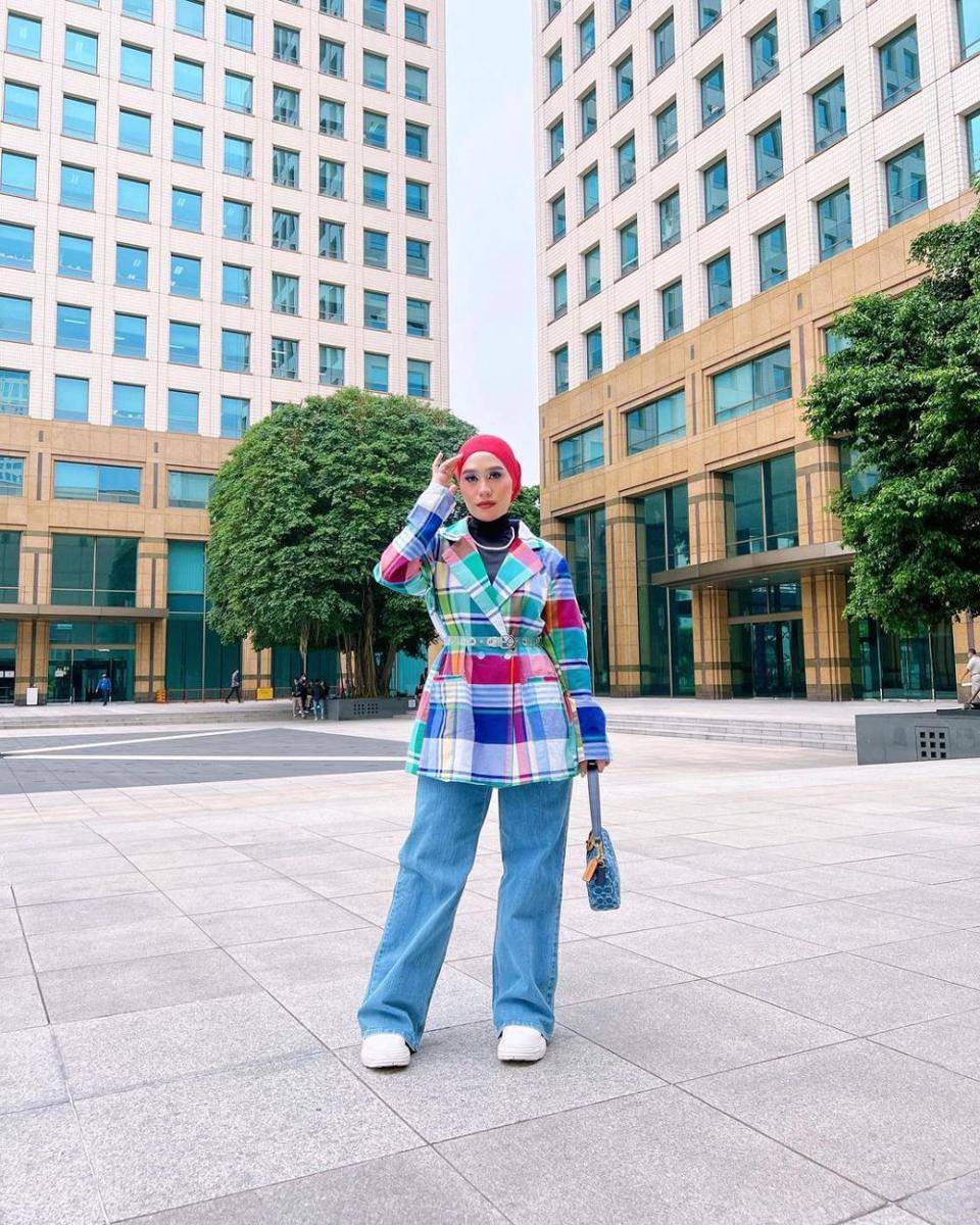 OOTD nyentrik ala Ashilla Sikado (instagram.com/ashillasikado)
