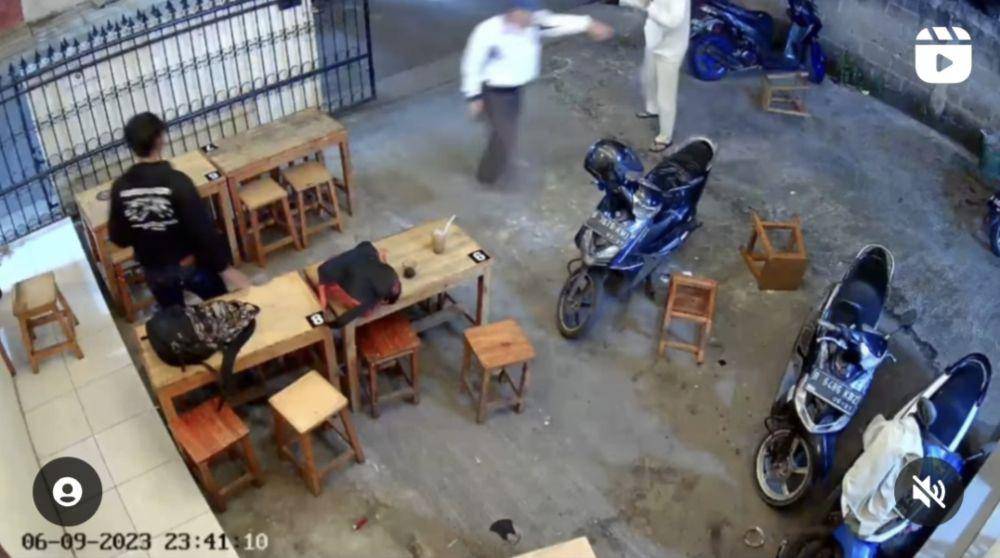 Tangkapan layar CCTV saat pelaku menyerang korban. (Istimewa)