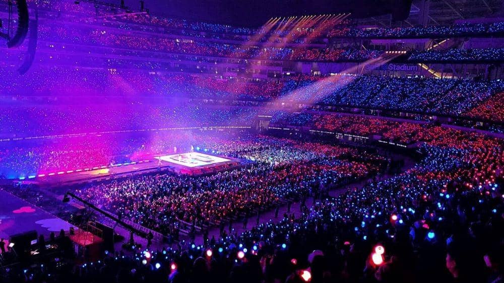 ilustrasi dari konser K-pop yang meriah(twitter.com/bts_bighit)