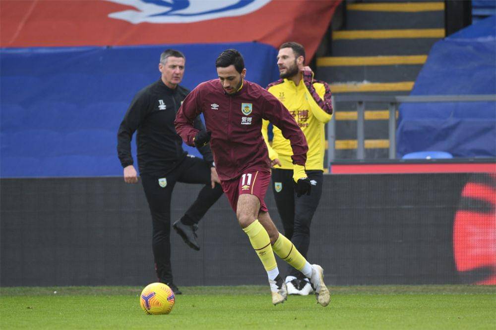 Dwight McNeil membela Burnley. (twitter.com/BurnleyOfficial)