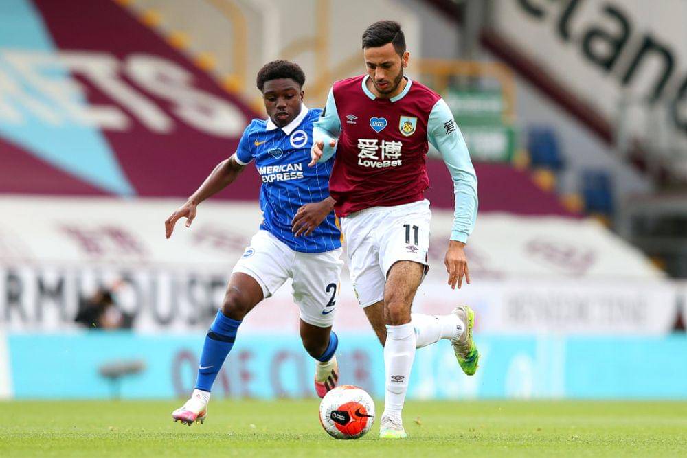 Dwight McNeil (kanan) menjadi pemain andalan saat masih membela Burnley. (twitter.com/BurnleyOfficial)