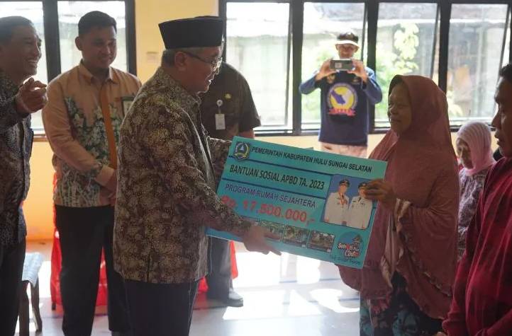 Pemberian bantuan secara simbolis (Antara)