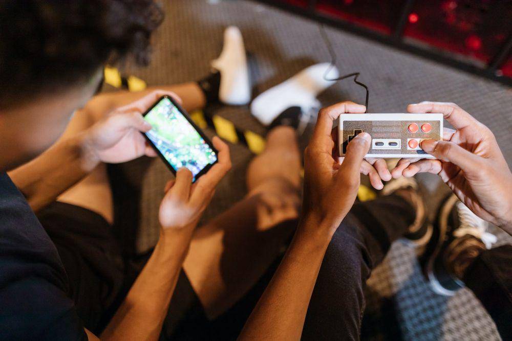 ilustrasi gamers sedang mabar (pexels.com/RDNE Stock Project)