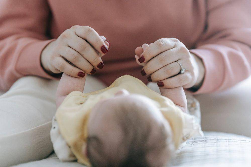 ilustrasi bayi baru lahir (pexels.com/Sarah Chai)