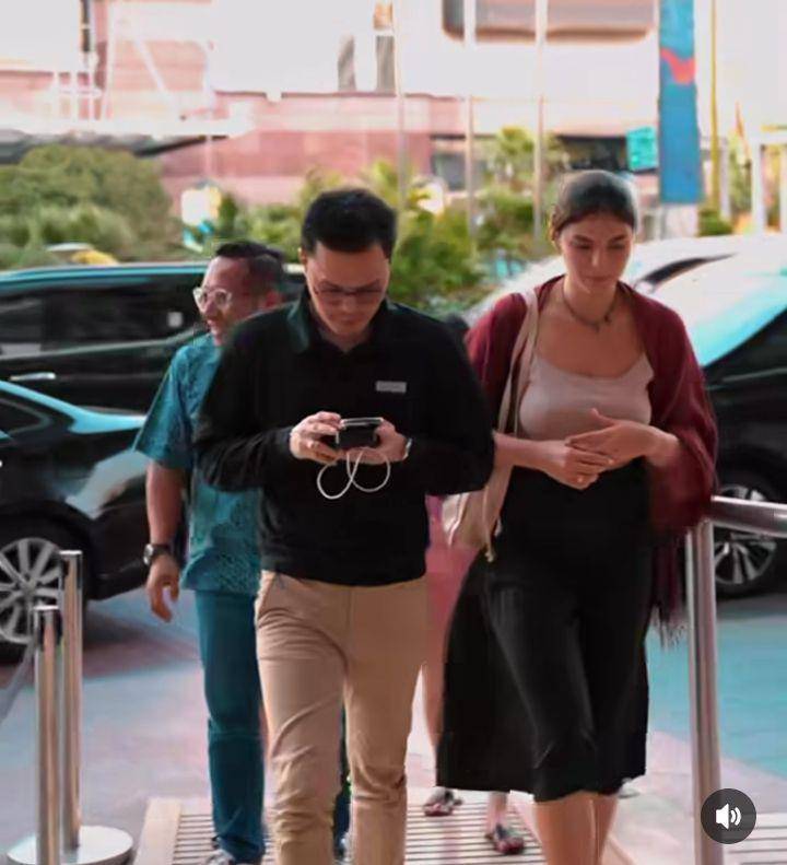 Dr Oky dan calon istri (Instagram.com/dr.okypratamaa)