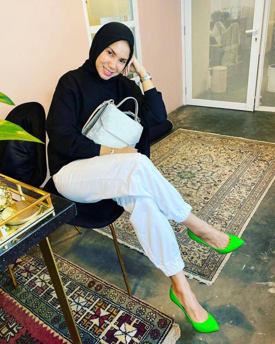 potret OOTD neon heels Amelia Natadipura (instagram.com/mrs.hrtd)