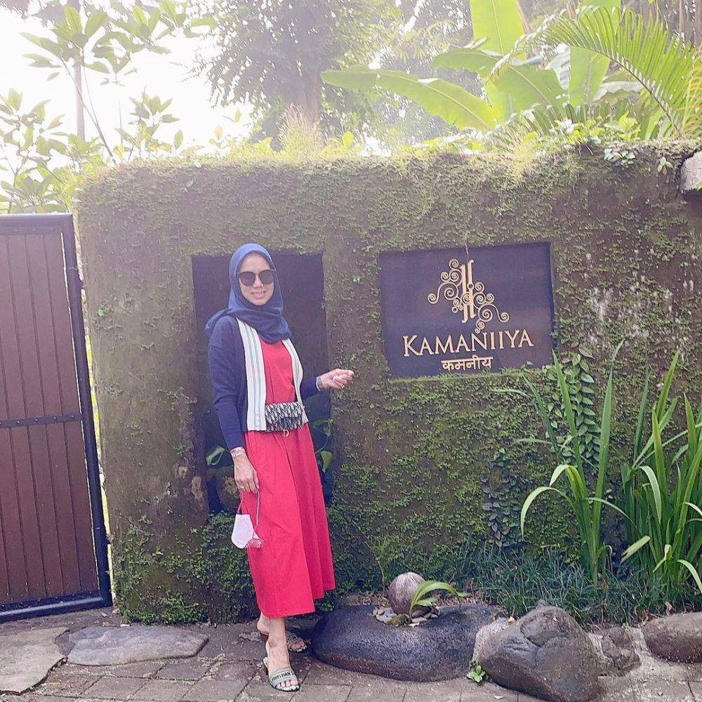 potret OOTD heeled slippers Amelia Natadipura (instagram.com/mrs.hrtd)