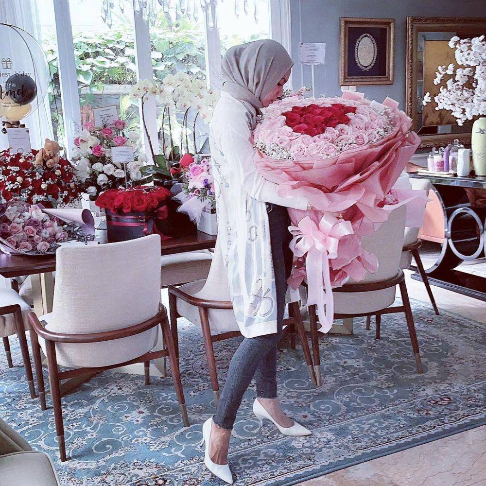 potret OOTD white heels Amelia Natadipura (instagram.com/mrs.hrtd)