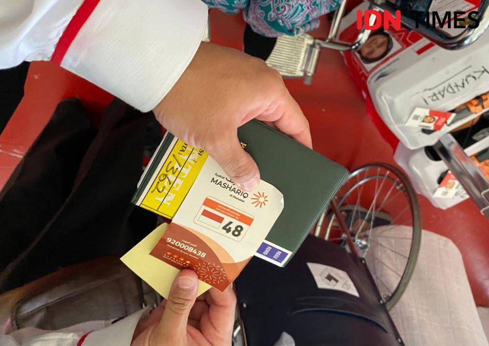 Penempelan stiker maktab di paspor jemaah haji (IDN Times/Sunariyah)
